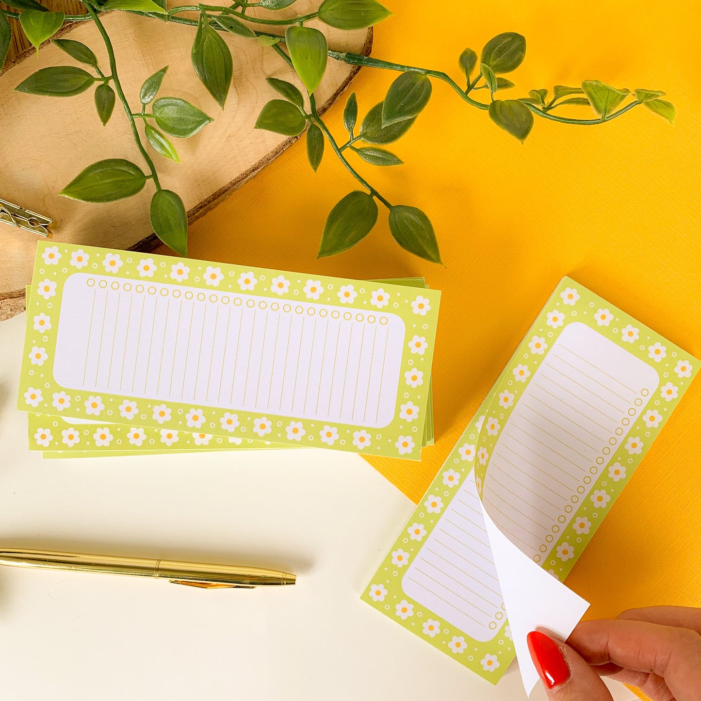 *B-GRADE* Daisy List Notepad