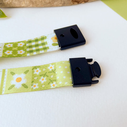 Green Daisy Blanket - Lanyard