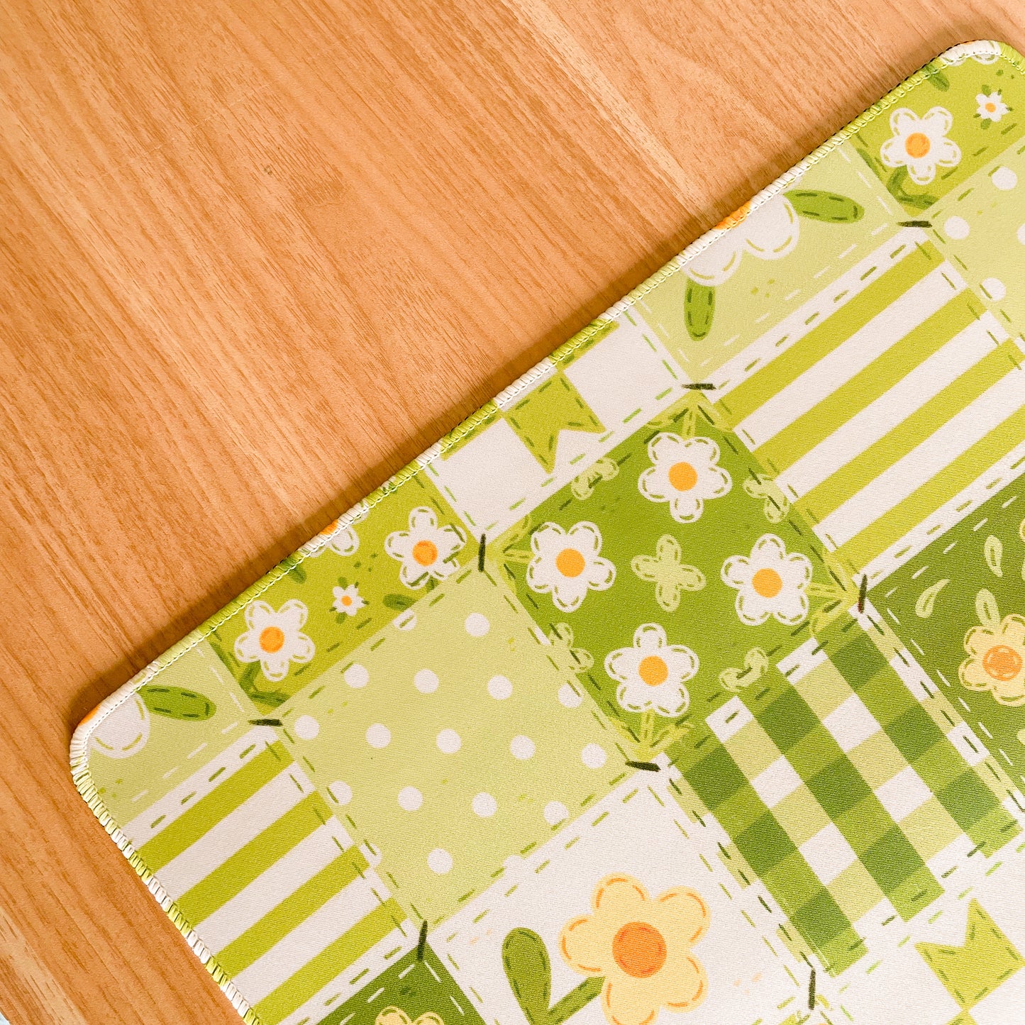 Green Daisy Blanket - Large Gaming Mouse Mat