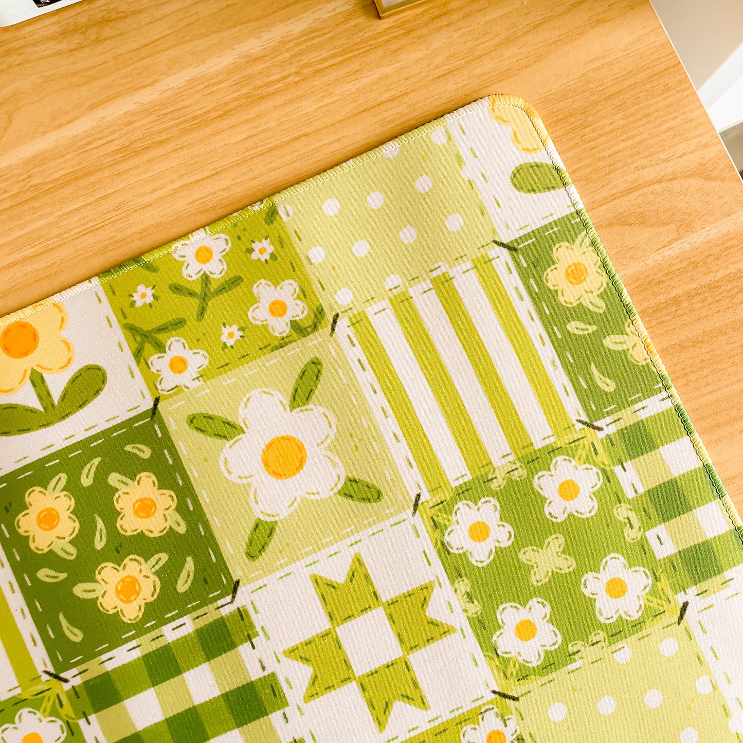 Green Daisy Blanket - Large Gaming Mouse Mat