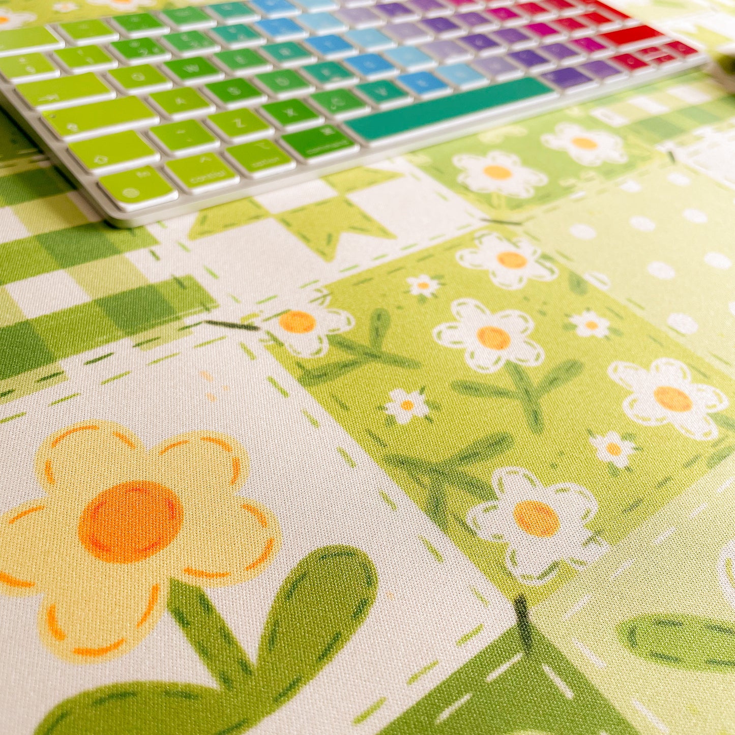 Green Daisy Blanket - Large Gaming Mouse Mat